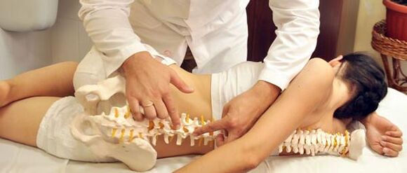 the doctor shows osteochondrosis of the spinal column